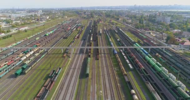 Groot industrieel spoorwegdepot bovenaanzicht. Vlucht over het spoorwegdepot. Goederentreinen bij het depot — Stockvideo