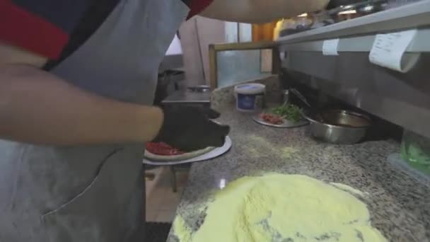 Chef está cocinando pizza, cocinando pizza en un restaurante — Vídeos de Stock