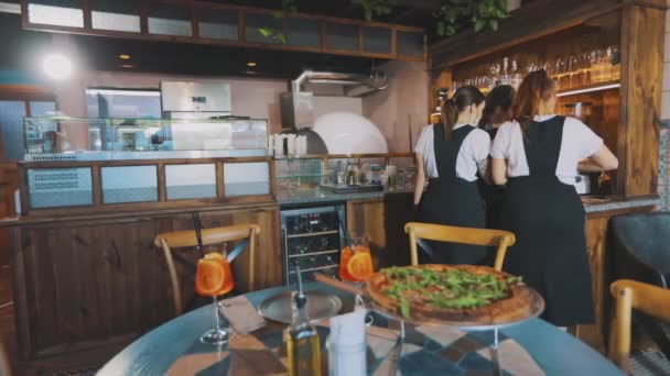 Klasyczne nowoczesne wnętrze pizzerii. Przytulny włoski pizzeria — Wideo stockowe