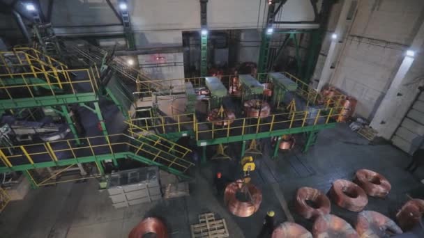 Fábrica de fabricação de cabos de cobre, plano geral dentro da oficina de fabricação de cabos, interior industrial — Vídeo de Stock