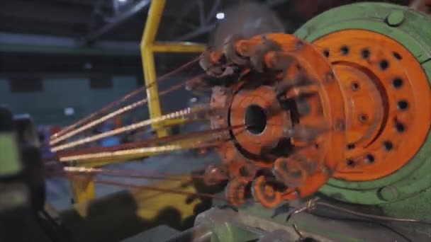 Míchám měděný drát. Stroj míchá měděný drát v továrně. Závod na výrobu kabelu. Detailní záběr měděného kabelu. — Stock video