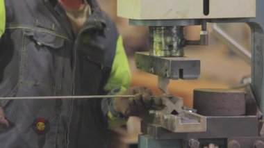 Bükme makinesinde metal bir iş parçasının bükülmesi