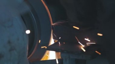 Metal öğütme makinesinden çıkan kıvılcımlar. # Öğütücü tekerlekten kıvılcımlar, gıcırdayan tekerlek yakın çekim #