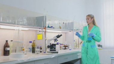 Laboratuvarda bir bilim adamının çalışması. Laboratuvardaki seksi kız.