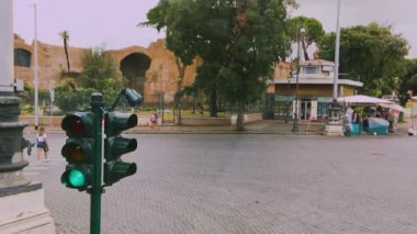 Trafik ışıkları renk değiştirir, insanlar yaya geçidine çıkar, Roma, İtalya
