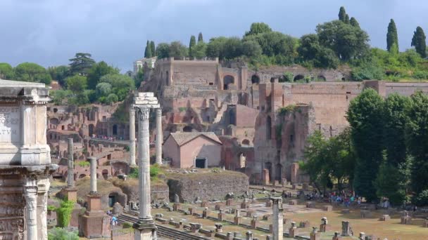 As pessoas andam pelo fórum romano. As ruínas do Fórum Romano, Roma, Itália. Basílica Júlia no Fórum Romano em Roma. As ruínas da Roma antiga — Vídeo de Stock