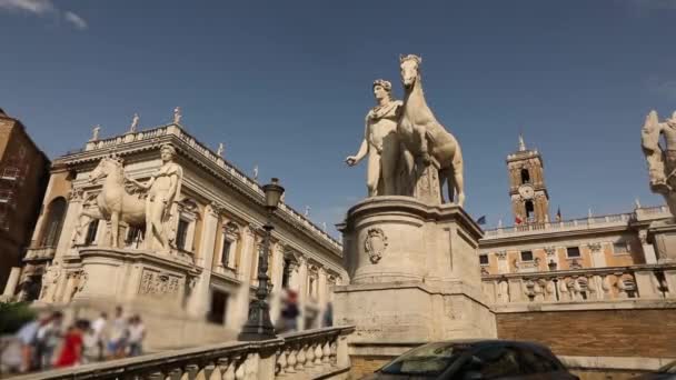 Figuras antigas em frente ao palácio dos senadores Roma Itália. Figuras do Tibre e do Nilo. — Vídeo de Stock