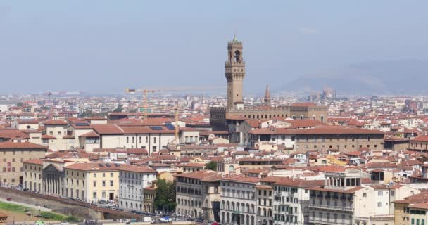Panoramautsikt över Florens, Palazzo Vecchio tornet reser sig ovanför staden — Stockvideo