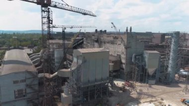 Büyük bir metalürjik tesisin üzerinden uçmak. Metalurjik bir bitkiden büyük metalürjik bitki görüntüsü emisyonları
