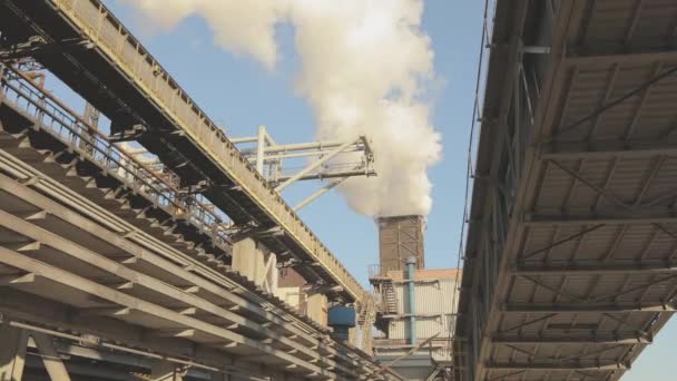 工厂的烟囱冒出浓重的白烟.对环境有害。在一个大型冶金厂的外面.从工厂的烟囱排放白烟. — 图库视频影像