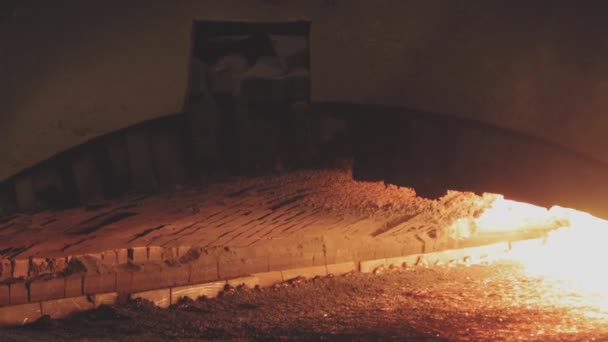 Procédé de cokéfaction du charbon, procédé de fabrication du charbon de four à coke. Charbon à coke chaud quitte le four. — Video