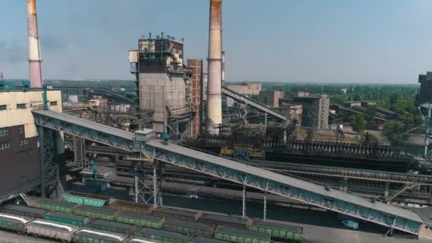 Vuelo sobre una gran planta metalúrgica. Vista aérea exterior industrial. Gran fábrica moderna — Vídeos de Stock