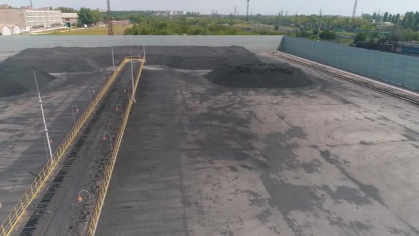 A large modern coal storage area. Coke oven coal in the open air warehouse top view. Flight over an open-air coal warehouse — Stock Video