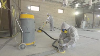 Profesyonel inşaat işçileri. İnşaat alanında çalışma süreci. Perakende satış tesislerinin inşaatı