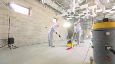 Profesyonel inşaat işçileri. İnşaat alanında çalışma süreci. Perakende satış tesislerinin inşaatı