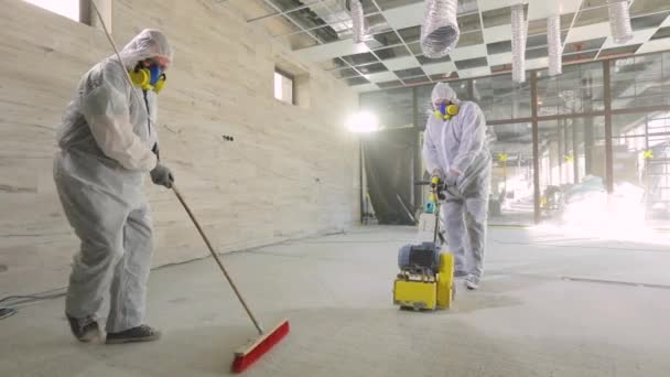 Szlifowanie powierzchni betonu. Budowniczowie na placu budowy. Budowniczowie polerują podłogę specjalnym wyposażeniem. — Wideo stockowe