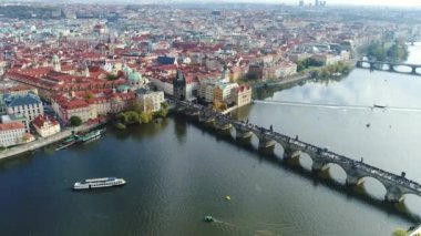 Charles Köprüsü hava manzarası, turistler güneşli havada Charles Köprüsü 'nde yürüyor.