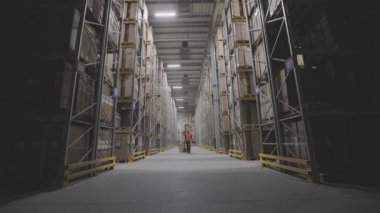 Fabrika deposunun ışıklarını yakıyorum. Fabrikanın ışığını açıyorum. Modern bir depoda. Fabrika iş akışı