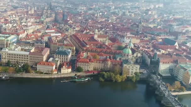 Utsikt ovanifrån över Prags stadsbild. Panoramautsikt ovanifrån över Pragborgen, floden Vltava, Karlsbron, Prag — Stockvideo