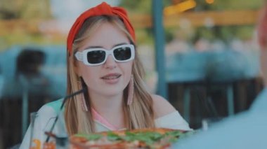 Pizzacıda bir adamla randevusu olan bir kız. Pizzacıda kızı olan adam..