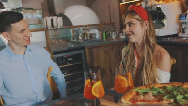 Älskade par på en dejt, vänner i en pizzeria. Flicka med en kille på en dejt på en pizzeria — Stockvideo