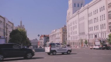 Otomatik zaman turları olan bir yol. Büyük bir şehir yolunda zaman turları