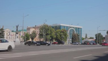 Yolda bir sürü araba var. Daha fazla trafik olan yol