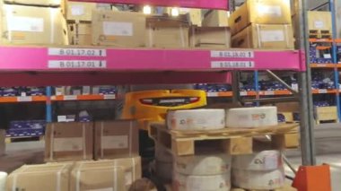 Depoda forklift var. Modern depo. Malzemeler stokta