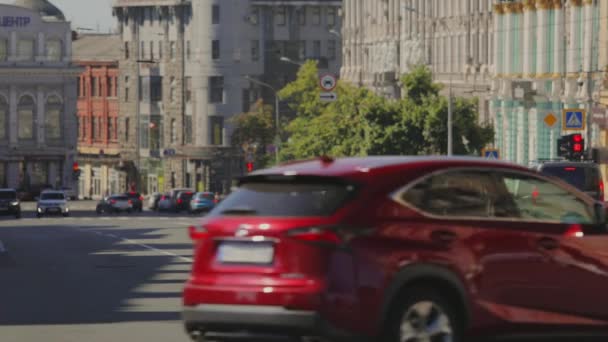 Urbanes Umfeld. Großstadt. Menschen und Autos in einer Großstadt. — Stockvideo