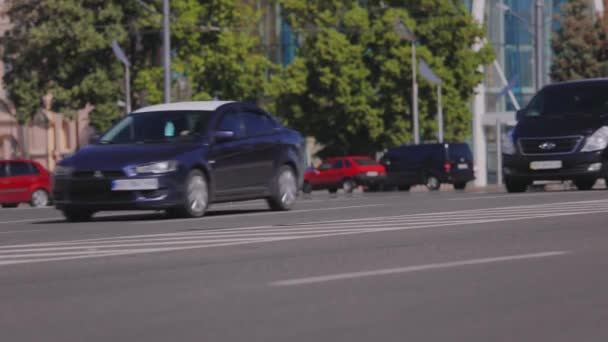 宽阔的马路有车。汽车在路上行驶.城市里的汽车. — 图库视频影像