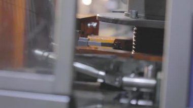 Kabloyu babunlara çeviriyorum. Fabrikadaki kablo üretiminin son aşaması.,