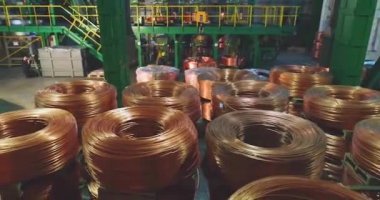 Üretim birimi bakır kablo üretiyor. Bakır kablo üretim atölyesi genel planı havadan