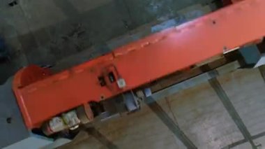 Fabrikadaki kablo üretimi için modern ekipman. Kablo üretim süreci. Kabloyu bükerek monte et.