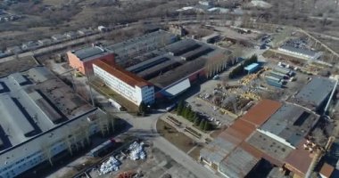 Üst görüşü yerleştir. Büyük fabrika hava manzarası, büyük bir fabrikanın dışı..