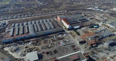 Büyük bir fabrikanın havadan görünüşü. Fabrikanın endüstriyel dış cephesi