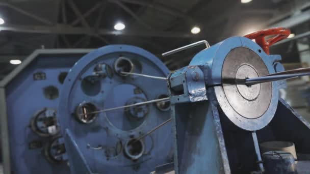 Production de câbles dans une usine moderne. Production de câbles multi-cœurs dans une usine, processus de tissage de câbles multi-cœurs — Video