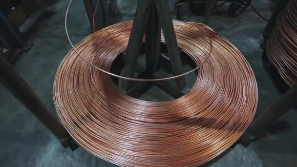 Kupferkabel, eine Spule aus Kupferkabel. Herstellung von Kupferkabeln — Stockvideo