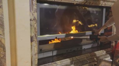 Saç kurutma makinesiyle şömine kontağı. Modern şömine