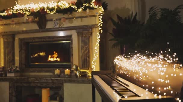 Bellissimi interni di Capodanno con un albero di Natale e un camino. Interno natalizio in una casa moderna. Accogliente interno di Natale — Video Stock