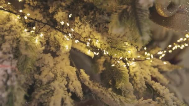 Close-up van de versieringen aan de kerstboom. Stijlvolle kerstboom. Kerst boom close-up. — Stockvideo