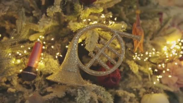 Primer plano del árbol de Navidad. Primer plano de las decoraciones en el árbol de Navidad. Elegante árbol de Navidad — Vídeos de Stock