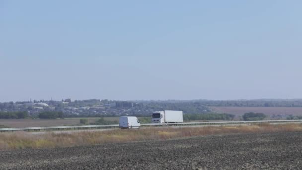 Samochód na autostradzie przy dobrej pogodzie. Samochody jadą autostradą. — Wideo stockowe