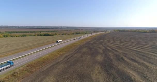 Un camion conduit sur une route en dehors de la ville, un camion cargo moderne conduit sur une autoroute — Video