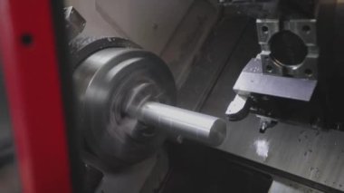 Bir adam kalibre ile ölçümler yapar. Caliper, Caliper Ölçüleri. Caliper ile ölçü alıyorum.