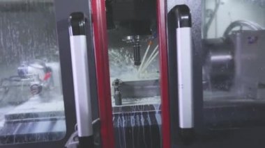 Cnc makinesinin metal parçası. Bir cnc makinesinin parçasının oluşturulması, modern bir cnc makinesi.