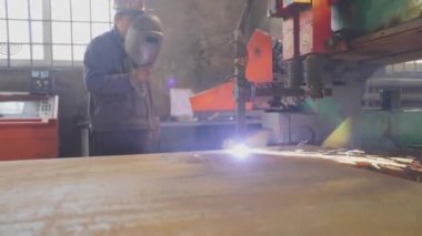 Gaz kesme işi. Fabrikada gaz kesme. CNC makinesinde metal kurusıkı kesmek