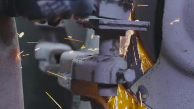 Kıyma çarkının metal parçasını yakından inceliyorum. Parlak kıvılcımlar metal bir parçayı makinelemekten geliyor. # Öğütücü tekerlekteki bir parçanın kıvılcımları #