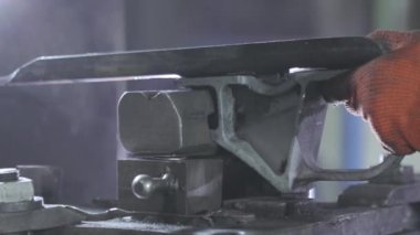 Makinenin metal bir parçasını damgalamak. Makinenin bir parçasını bükmek