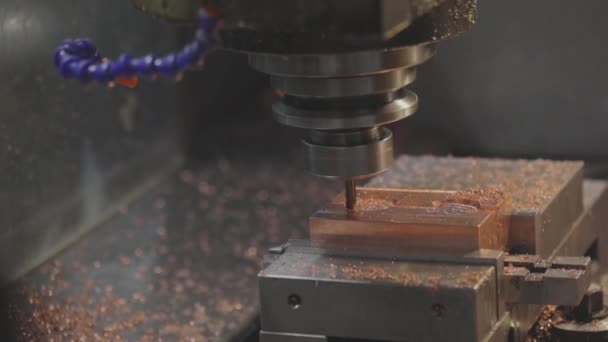 CNC bearbejdning af metaldele. Slibning dele på en cnc maskine. Fræsning af metaldele. – Stock-video