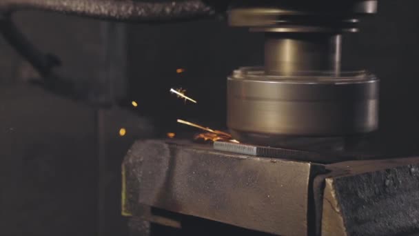 Fräsen eines Metallteils an einer Maschine, heller Funken aus einem Metallteil. Funken bei der Bearbeitung eines Metallteils — Stockvideo